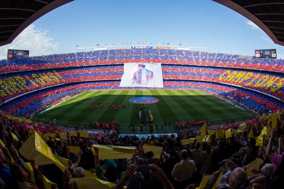 El Camp Nou engalanado para la ocasin, mostr una pangarta de despedida a Xavi.