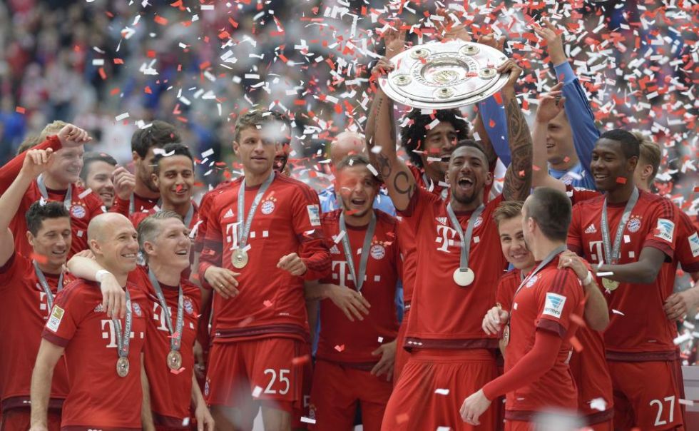 Los jugadores del Bayern levantan la 'ensaladera'