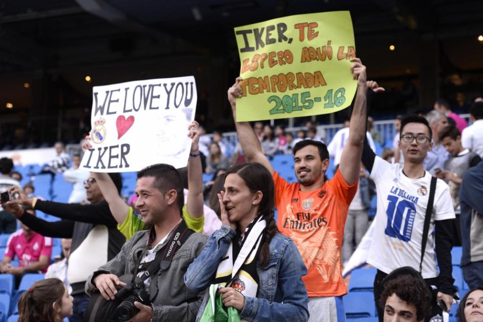 Aficionados con pancartas en apoyo Iker Casillas