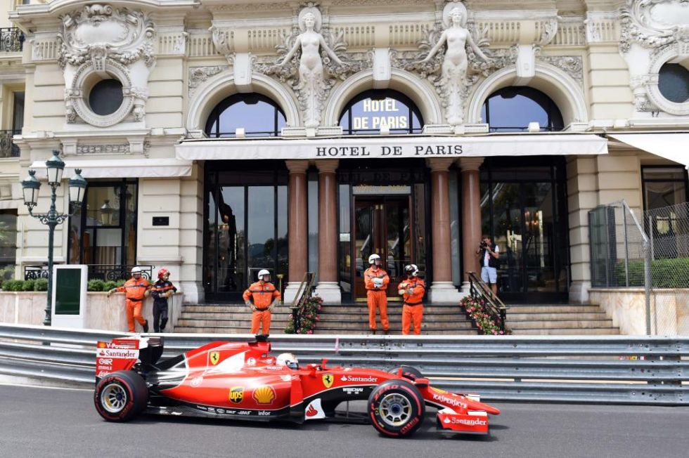 Vettel pilota su Ferrari frente al Hotel de Pars de Mnaco.