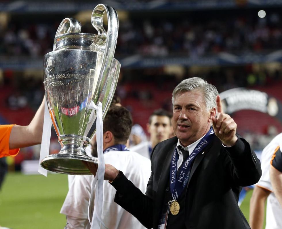 Ancelotti posa con la Champions League