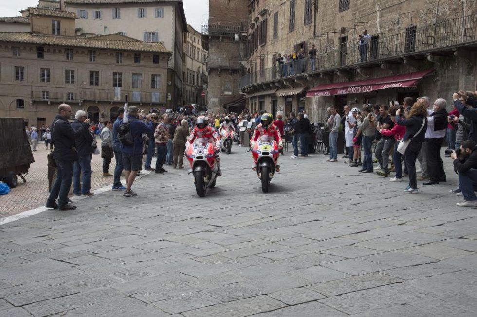 Los pilotos de Ducati, Dovizioso y Iannone, y de Pramac, Hernndez y Petrucci, convirtieron la histrica Piazza del Campo de Siena en un circuito de carreras.
