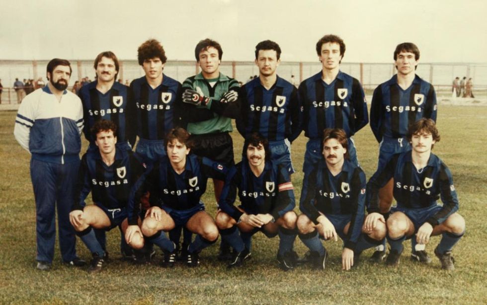 Rafa Bentez (fila superior, segundo por la derecha), durante su etapa como futbolista en el Parla.