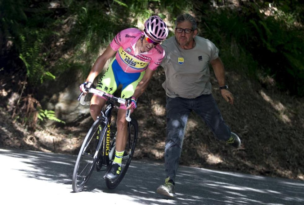 Durante la subida al Monte Ognolo Contador tuvo que ver cmo se le sala la cadena, pero l mismo se la coloc de nuevo y sigui escalando.