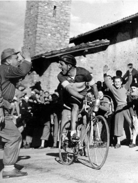 El italiano ocupa el 7 puesto con un total de 5 grandes vueltas (2 Tours y 3 Giros). En la foto, Gino Bartali en el Giro de Lombarda de 1952.