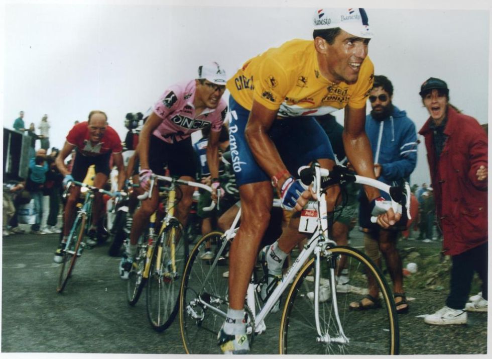El primer gran mito del ciclismo espaol con su impresionante palmars donde brillan hasta siete grandes vueltas (5 Tours y 2 Giros). En la imagen, Miguel Indurain en el Tour de Francia de 1995.
