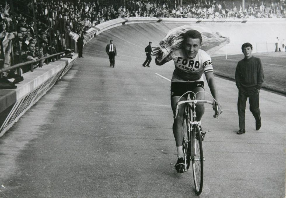 Jacques Anquetil fue el primer dolo en Francia en estos del ciclismo tras ganar ocho grandes vueltas (5 Tours, 2 Giros y 1 Vuelta). En la imagen, Jacques Anquetil en el Gran Premio de las Naciones de 1966.