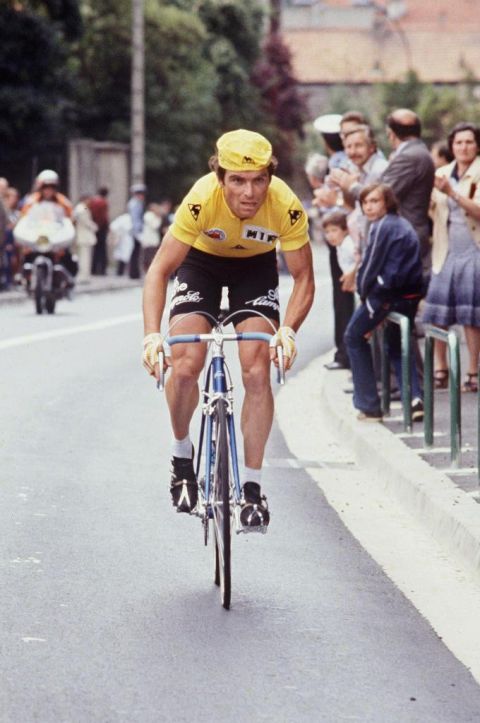 Bernard Hinault fue el gran dominador de finales de los 70 y los 80 logrando hasta 10 grandes vueltas (5 Tours, 3 Giros y 2 Vueltas). En la imagen, Bernard Hinault en el Tour de Francia de 1979.