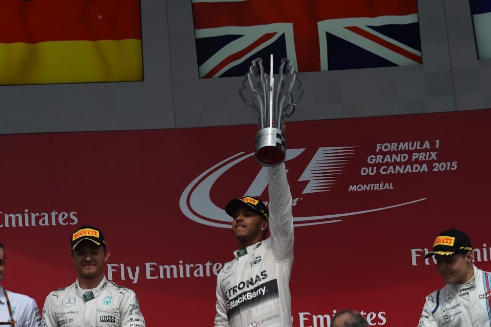 Hamilton levanta su trofeo en el podio