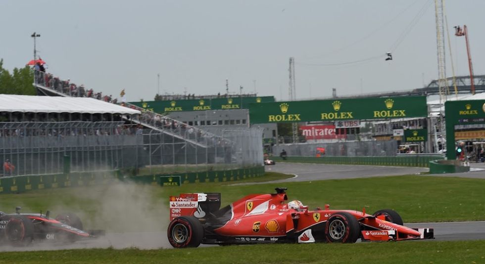 Vettel, en un frenazo salindose por la hierba.
