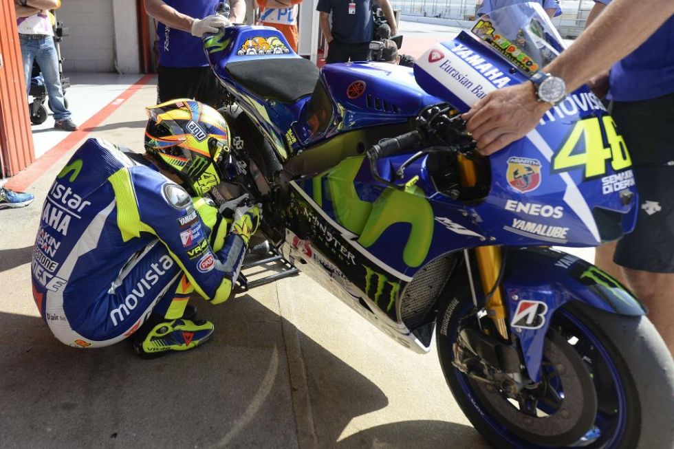 Rossi trabaja en su moto.