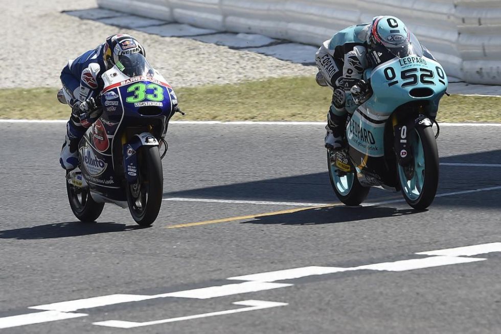 Enea Bastianini y Danny Kent cruzan la meta en la carrera de Moto3.