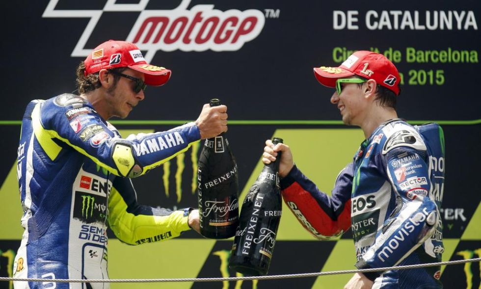 Rossi y Lorenzo brindan con cava tras firmar otro doblete de Yamaha.