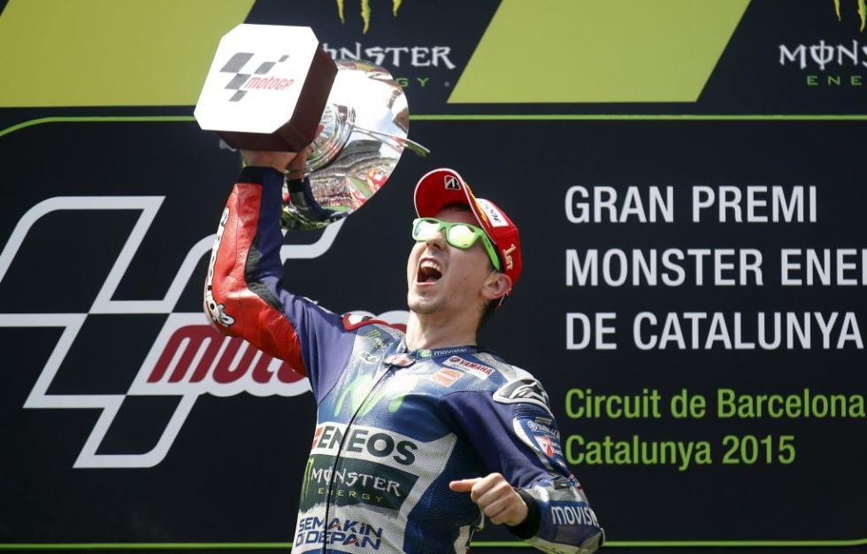 Lorenzo levanta el trofeo de ganador del Gran Premio de Catalua de MotoGP.