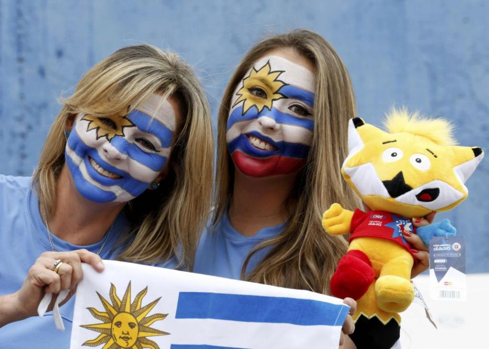 Dos aficionadas de Uruguay durante el partido de la Celeste