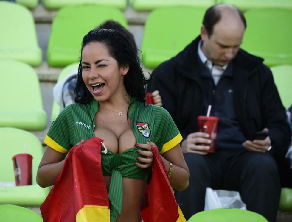 Una aficionado de Bolivia sonre antes del partido.