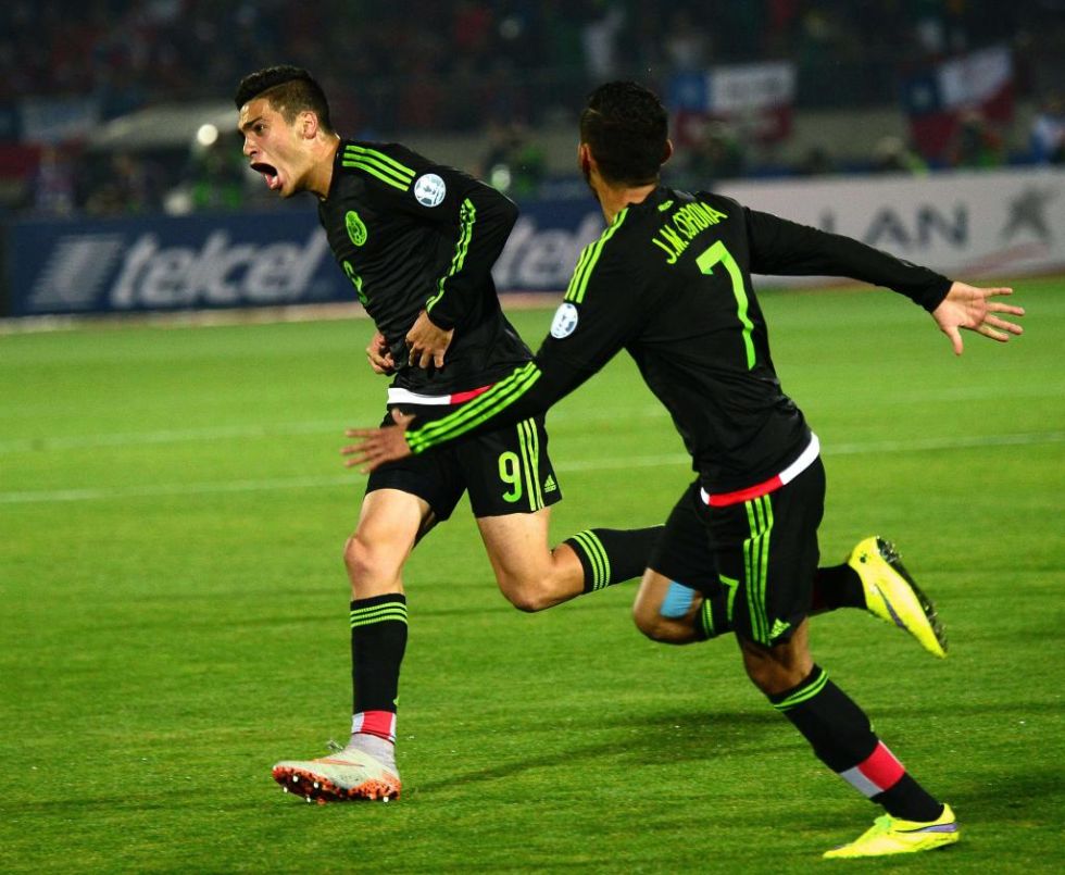 Ral Jimnez celebra su gol ante Chile