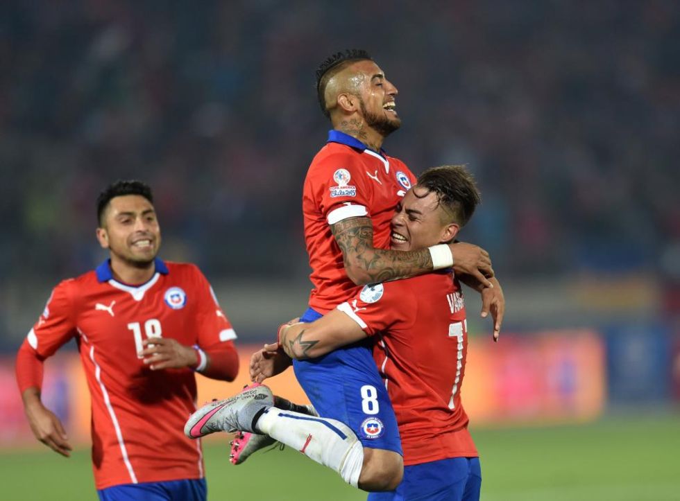 Vidal celebra con Vargas uno de sus goles ante Mxico