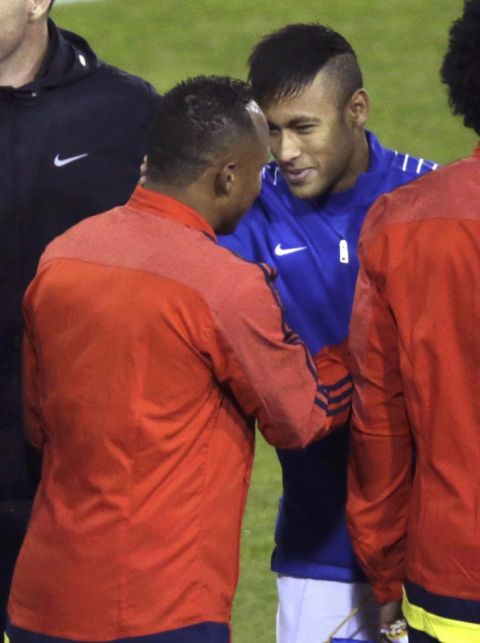Neymar y Zuiga se saludan antes del partido