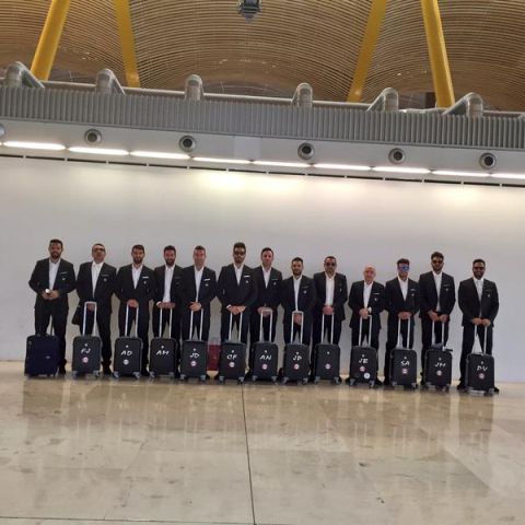 Chico Flores y sus amigos al inicio de su despedida de soltero en el aeropuerto de Madrid.