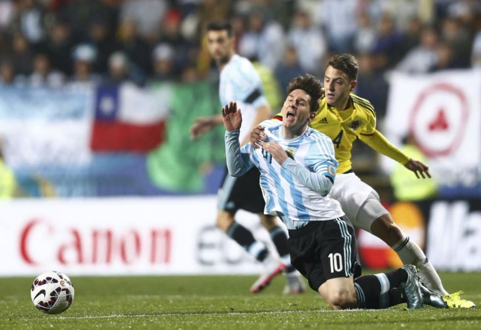 Messi cae derribado por Arias, que le hace un marcaje individual.