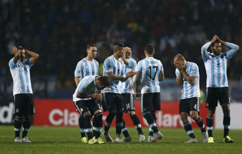 Los jugadores argentinos se lamentan tras un penalti fallado.