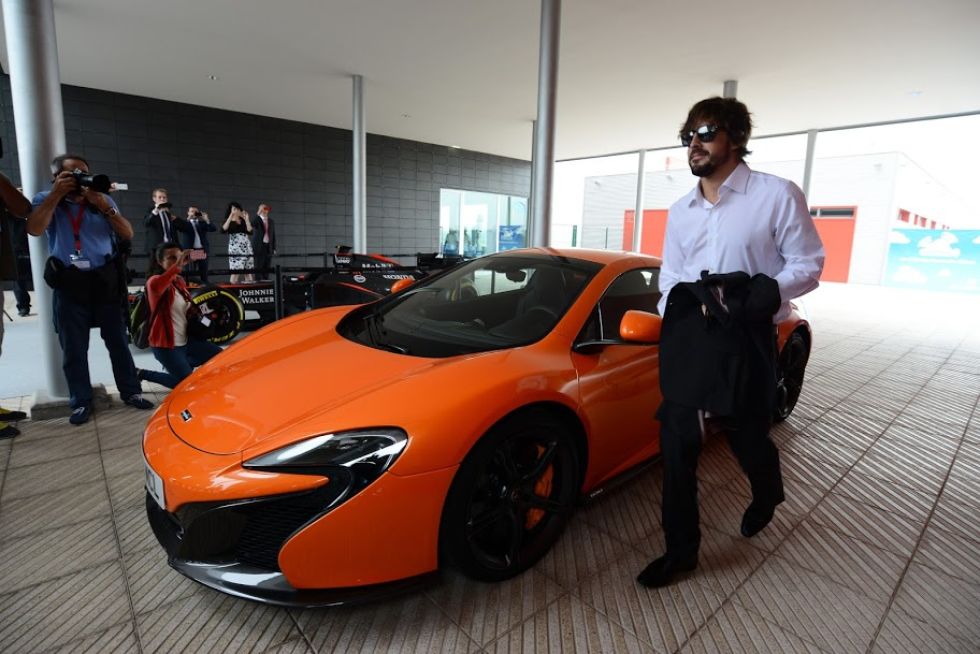 Fernando Alonso llega al museo.