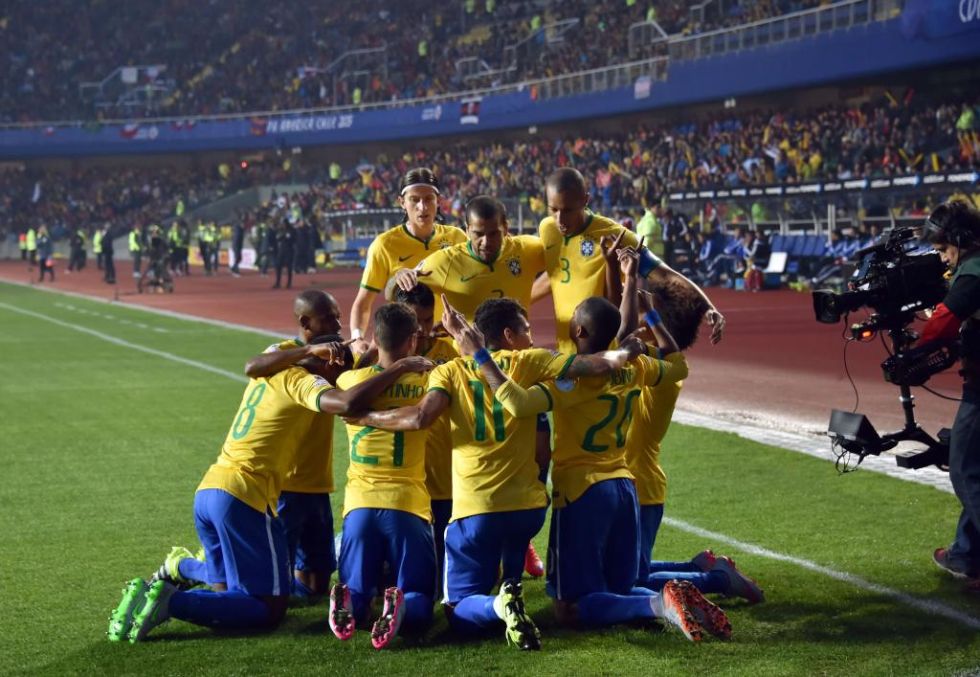 Peculiar celebracin de los jugadores brasileos del gol de Robinho.