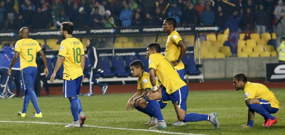 Los jugadores brasileos tras el penalti decisivo de Derlis Gonzlez.