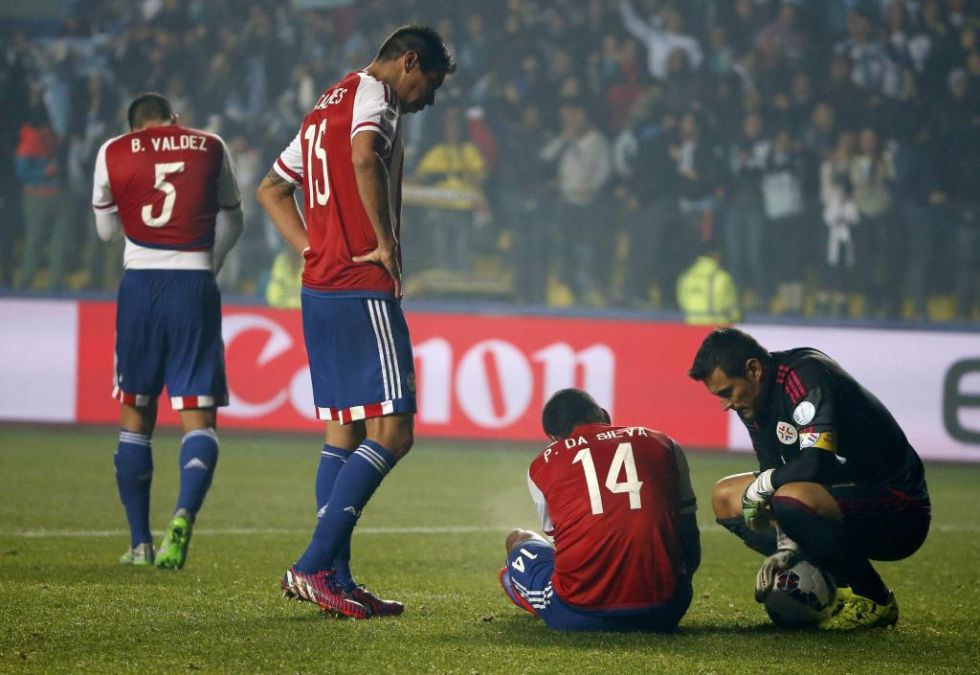 Los jugadores paraguayo, hundidos tras la derrota