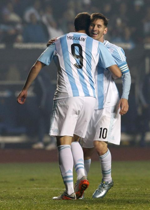 Higuan celebra con Messi su gol a Paraguay
