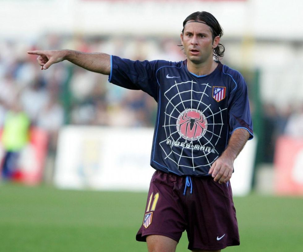 El Atlético anunciaba películas en su camiseta en la temporada 2004/2005. La más comentada fue la de Spiderman. En la imagen, Javi Moreno, en un partido ante el Zlin