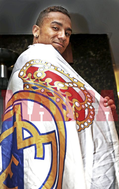 Danilo talked to MARCA exclusively for his first interview as a Real Madrid player and posed with his new shirt. Check out these images from the photo shoot.
