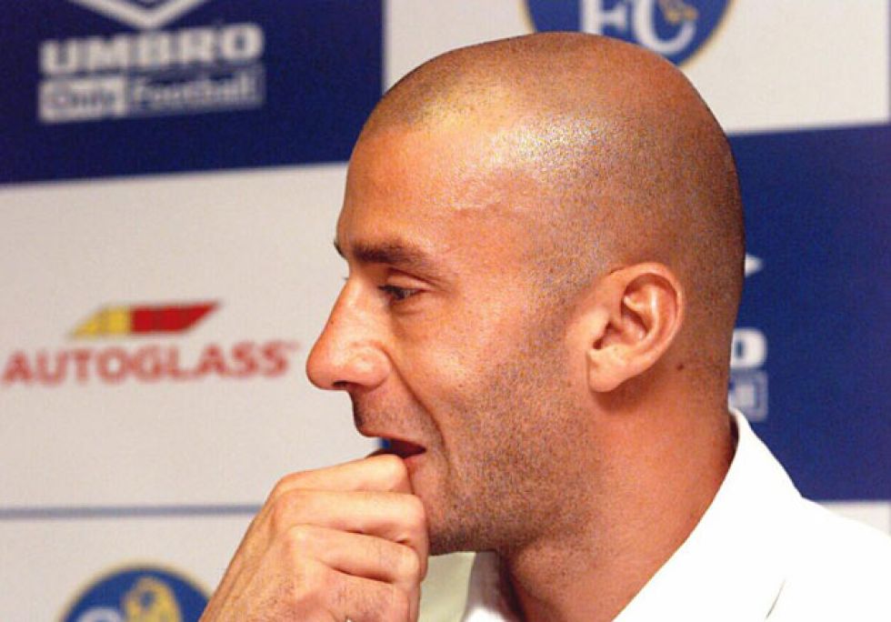 El italiano cogi el restigo de Gullit y desempe labores de tcnico y jugador en el Chelsea entre 1998 y 2000.