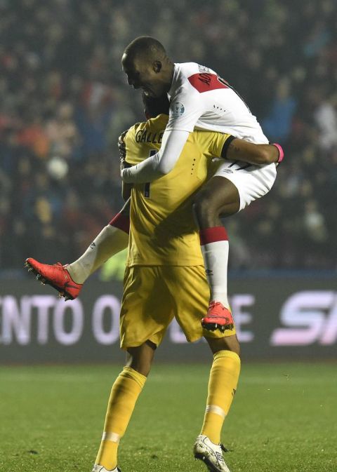 Advncula celebra con su portero Gallese el segundo gol.