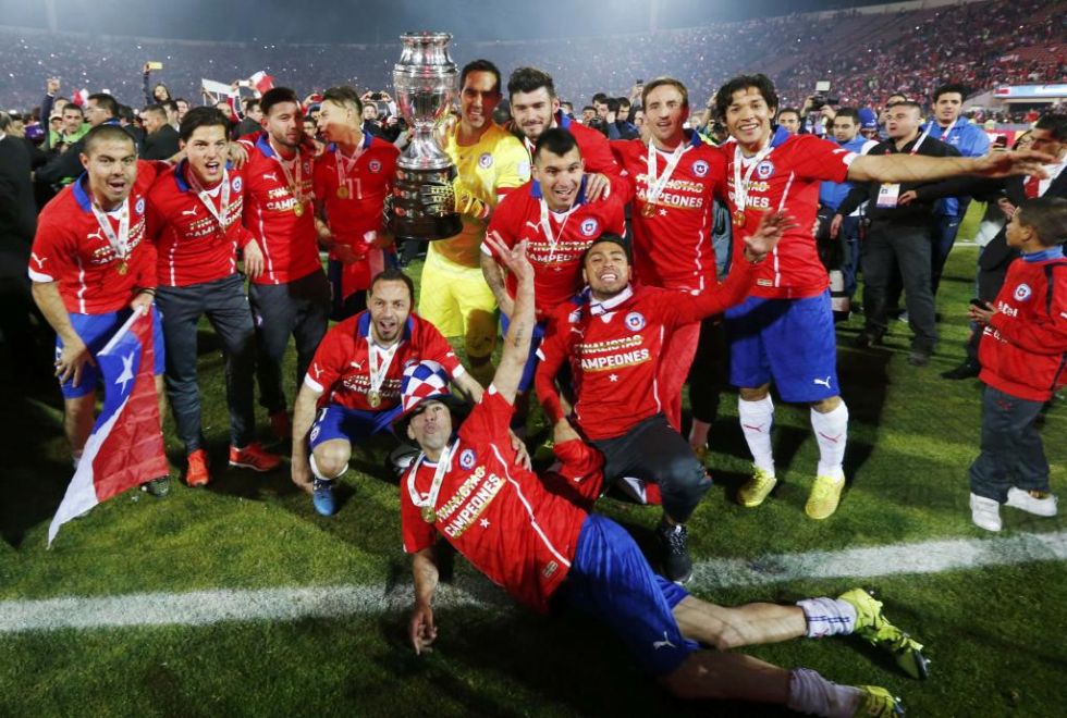 Los jugadores chilenos disfrutan con la copa recin conquistada.