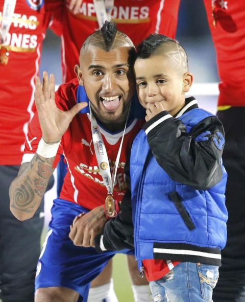 Es fcil adivinar que Vidal est con su hijo.