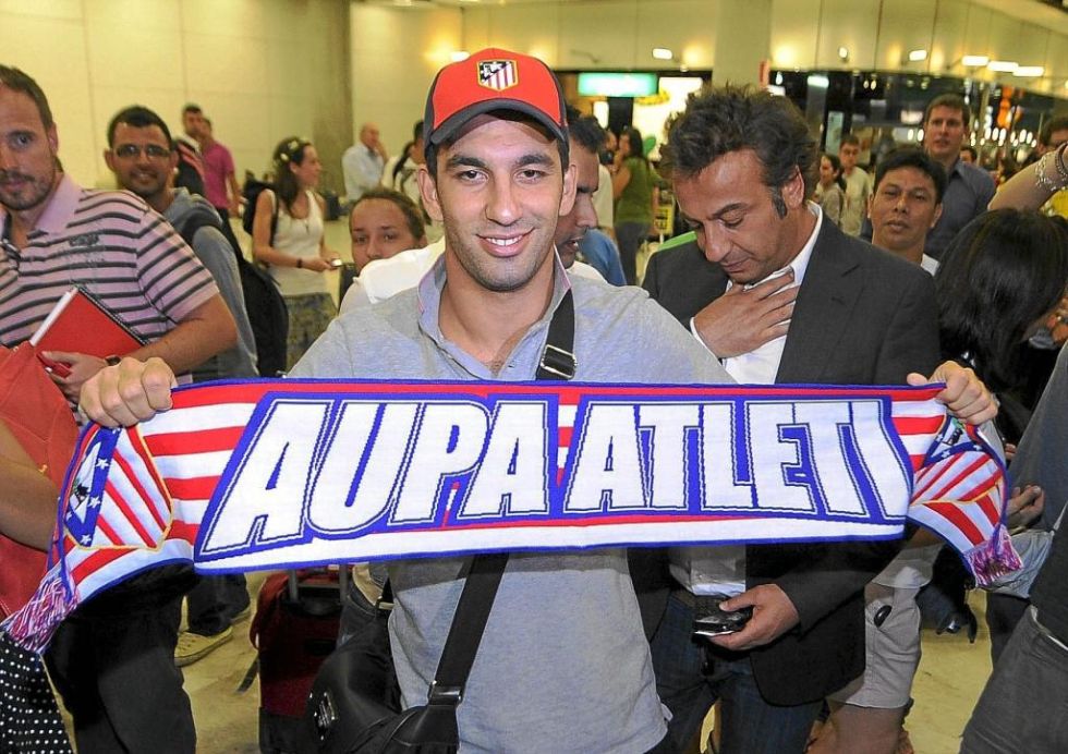 Arda Turan aterriz en Barajas 11 de agosto de 2011 para convertirse en nuevo jugador del Atltico de Madrid.