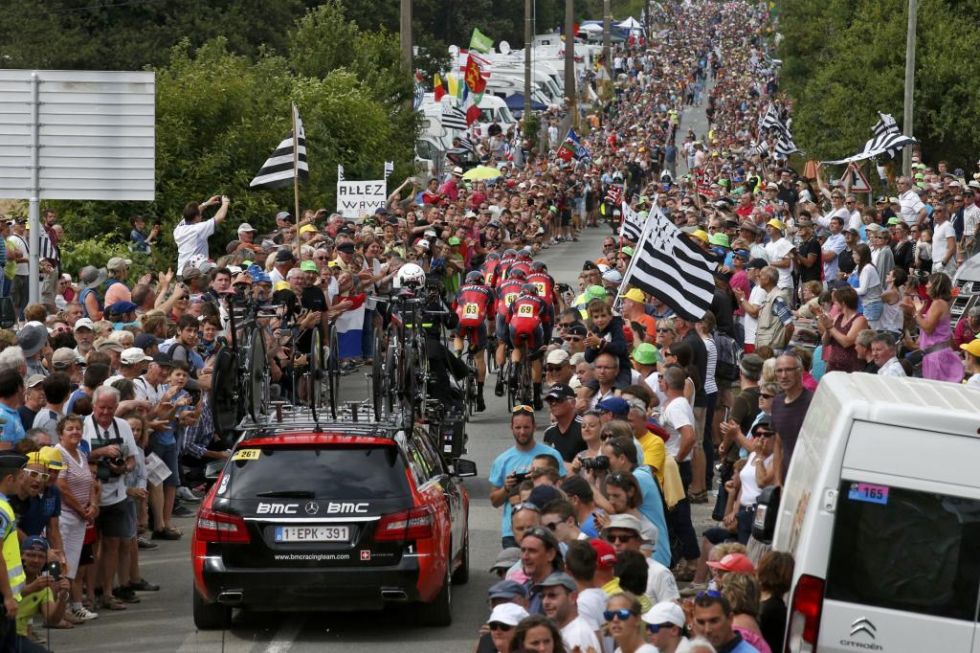 Miles de aficionados acudieron un da ms para ver la mayor carrera ciclista del mundo.