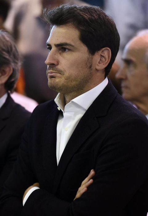 Iker Casillas atento a las palabras de despedida que le dedica Florentino Prez.