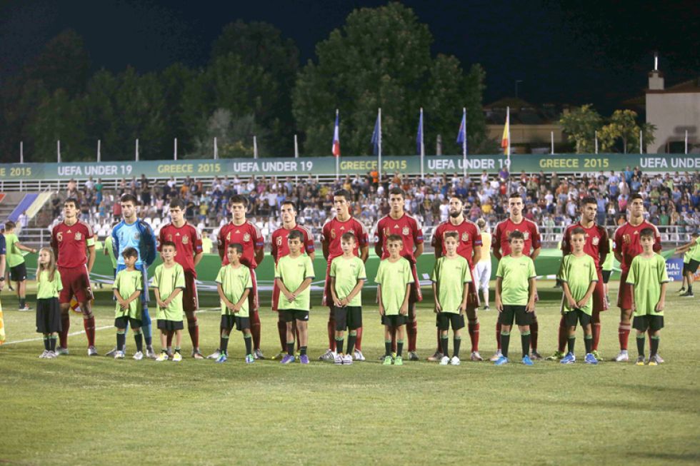 Los jugadores espaoles escuchan el himno antes del comienzo del partido.
