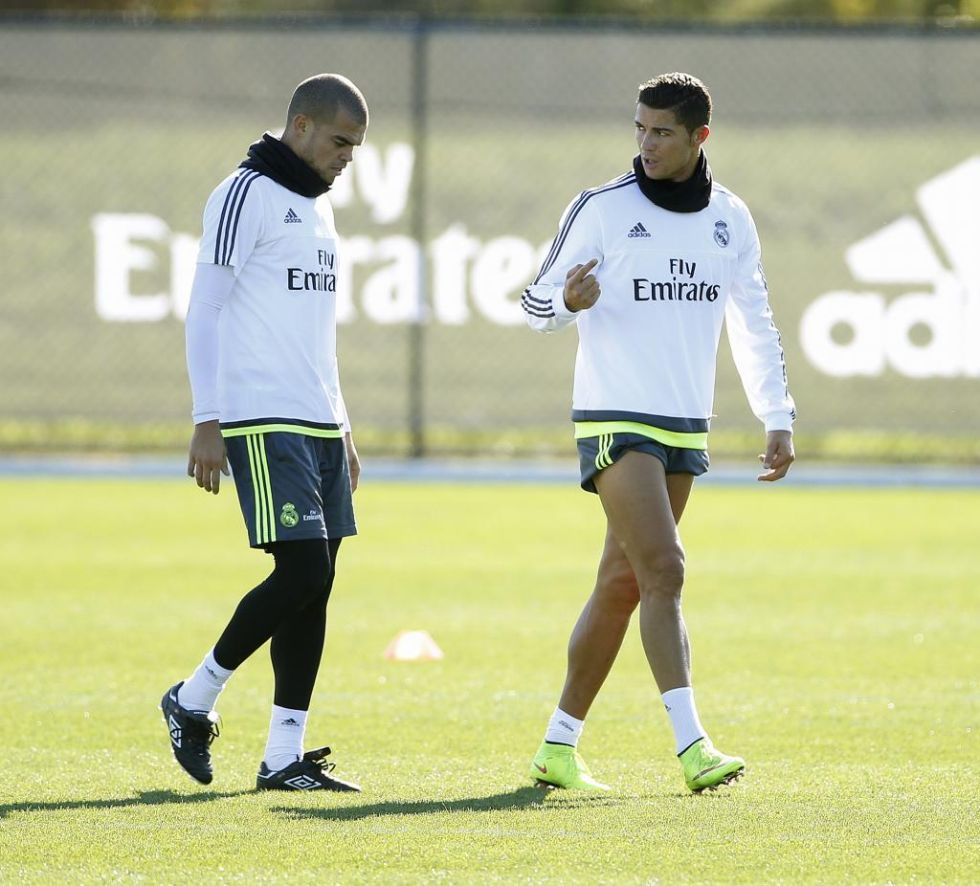 Cristiano y Pepe hablan durante el entrenamiento