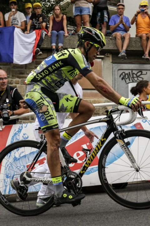 Alberto Contador sufri una cada y dice prcticamente adis a sus opciones de ganar el Tour.