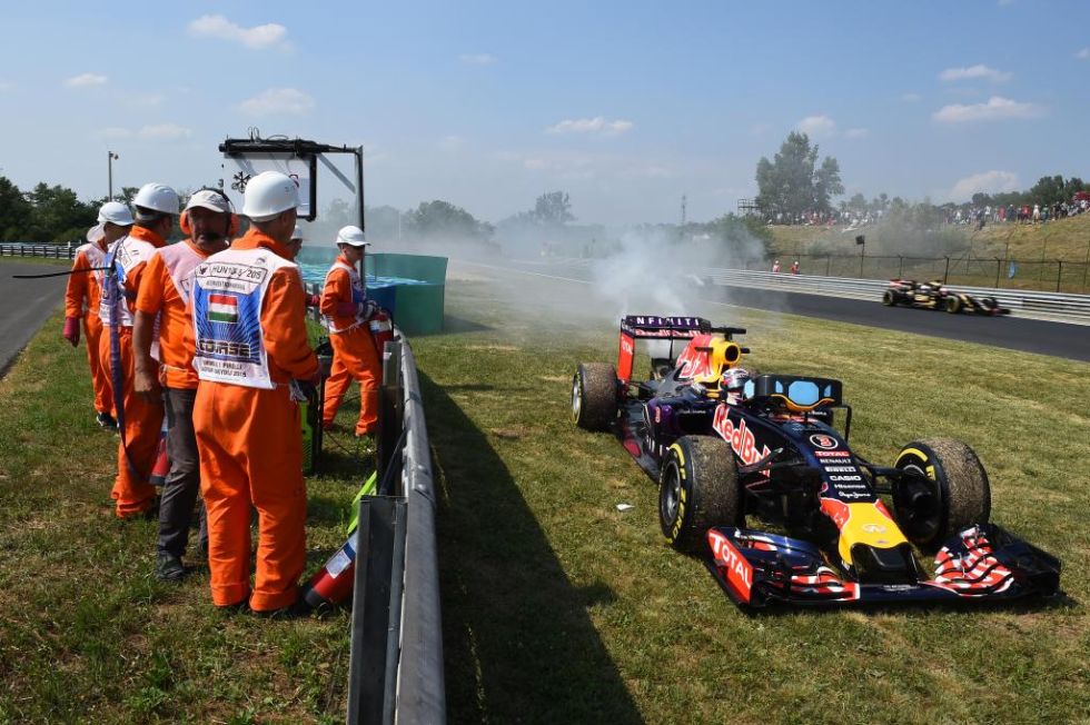Ricciardo, con el Red Bull echando humo.
