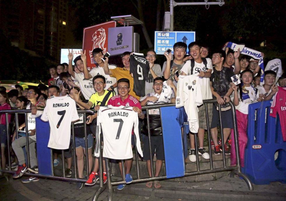 Ms de un centenar de hinchas esperaron al Madrid en la ciudad china.