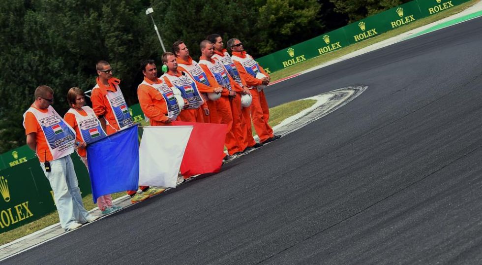 Los comisarios juegan con los colores de las banderas para formar la de Francia en honor a Bianchi.