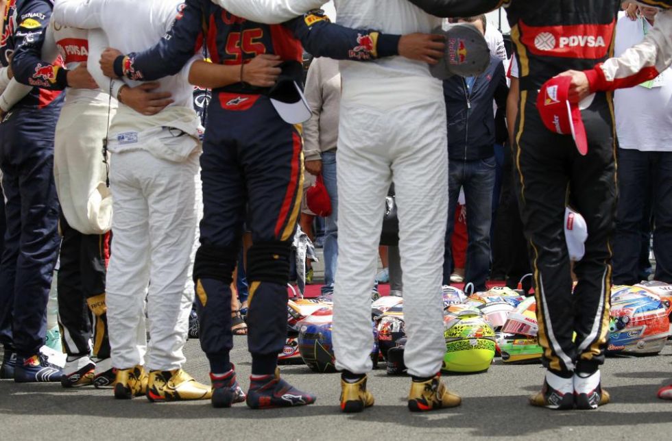 Los cascos de los pilotos, en el centro del círculo que hicieron en el minuto de silencio por Bianchi.