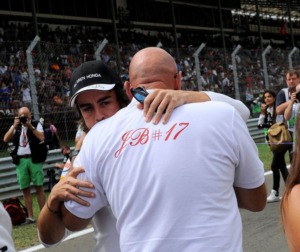 Alonso se da un sentido abrazo con el padre de Jules Bianchi.