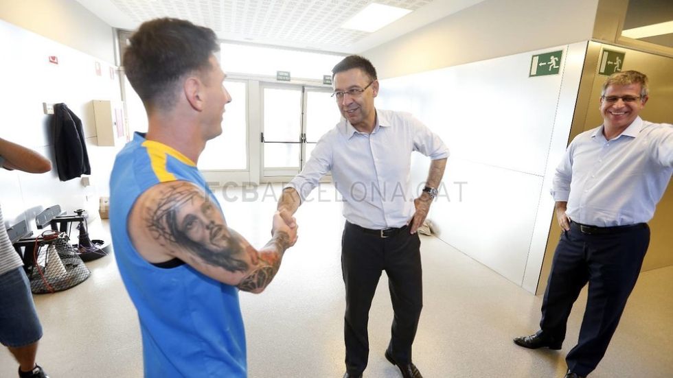 El presidente recibi a los jugadores antes del entrenamiento del Barcelona.