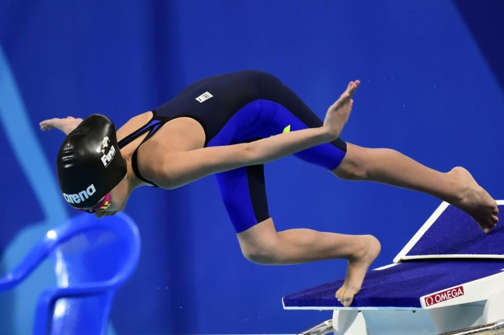 El debut de la participante ms joven en la historia de los Mundiales, la nadadora de Bahrein Alzain Tarek, de 10 aos, se sald con el previsto bochorno deportivo para el campeonato y con un pelotazo en trminos publicitarios